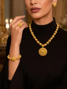 4 pieces  set of Middle East Arab ladies jewelry set gold-plated elegant style hollow round pendant necklace ring earrings bracelet adjustable jewelry suitable for bridal wedding party banquet accessories.