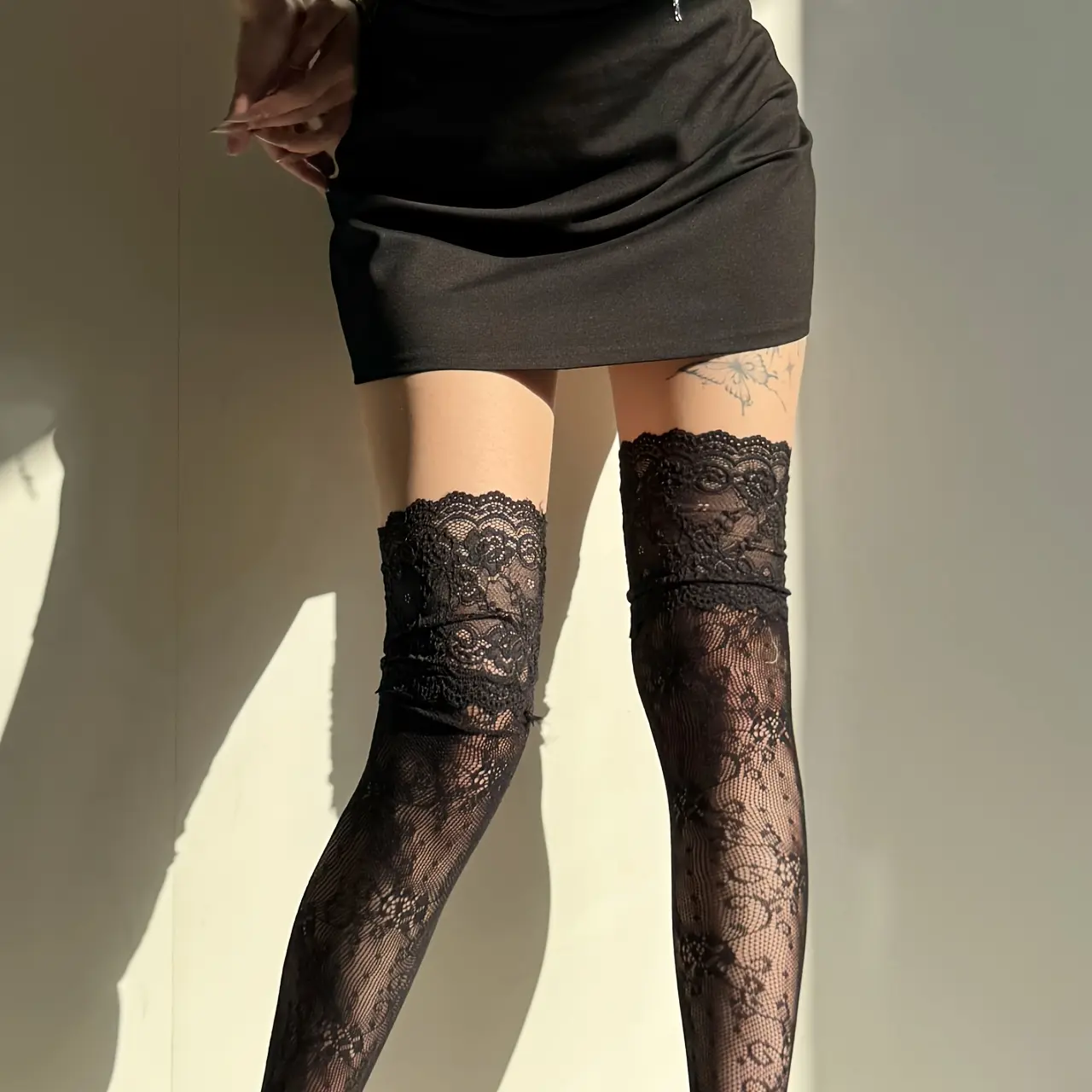 1 Pair - Vintage Floral Lace Fishnet Over-the-Knee Socks for Women, Compatible with Boots, Skirts, and Jeans