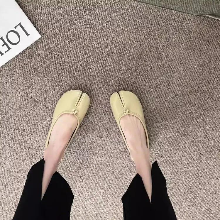 Flat bottomed split toe pig trotter shoes, red single shoes for women, spring and autumn 2026 summer silver bow thumb pig trotter shoes