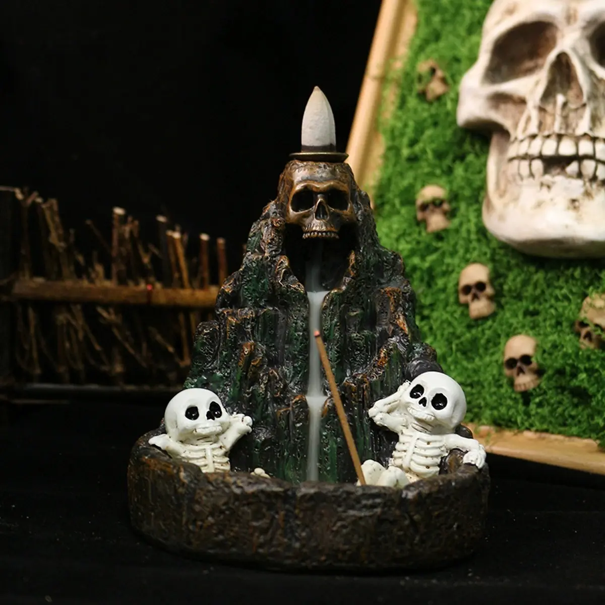 Halloween Skull Mountain Reverse Flow Incense Burner, Ceramic Resin Aromatherapy Diffuser, Home Use Reverse Cloud Incense Burner, Spooky