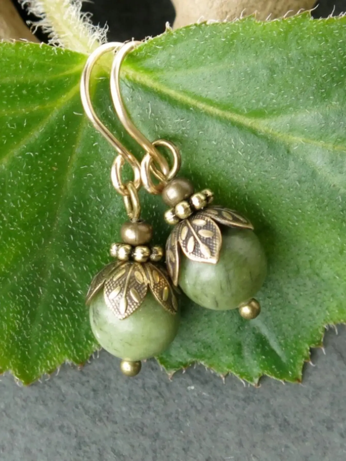 Vintage Zinc Alloy Jade Bead Leaf Pattern Pendant Earrings, Elegant Versatile Hoop Earrings for Women, Daily Wear Festival Party Accessory Gift