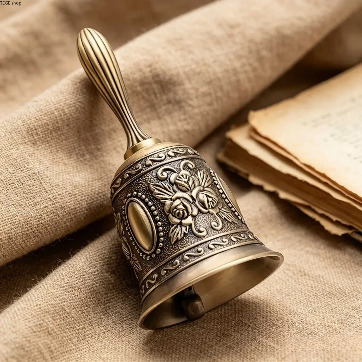 Hand Bell, Solid Brass Handheld Percussion Service Call Bell, Vintage Retro Metal Signal Bell With Clear Crisp Tone, Durable Portable Ring Bell for Wedding Ceremony, Garden Party, Camping Trip, Hammock Lounge & Outdoor Gathering