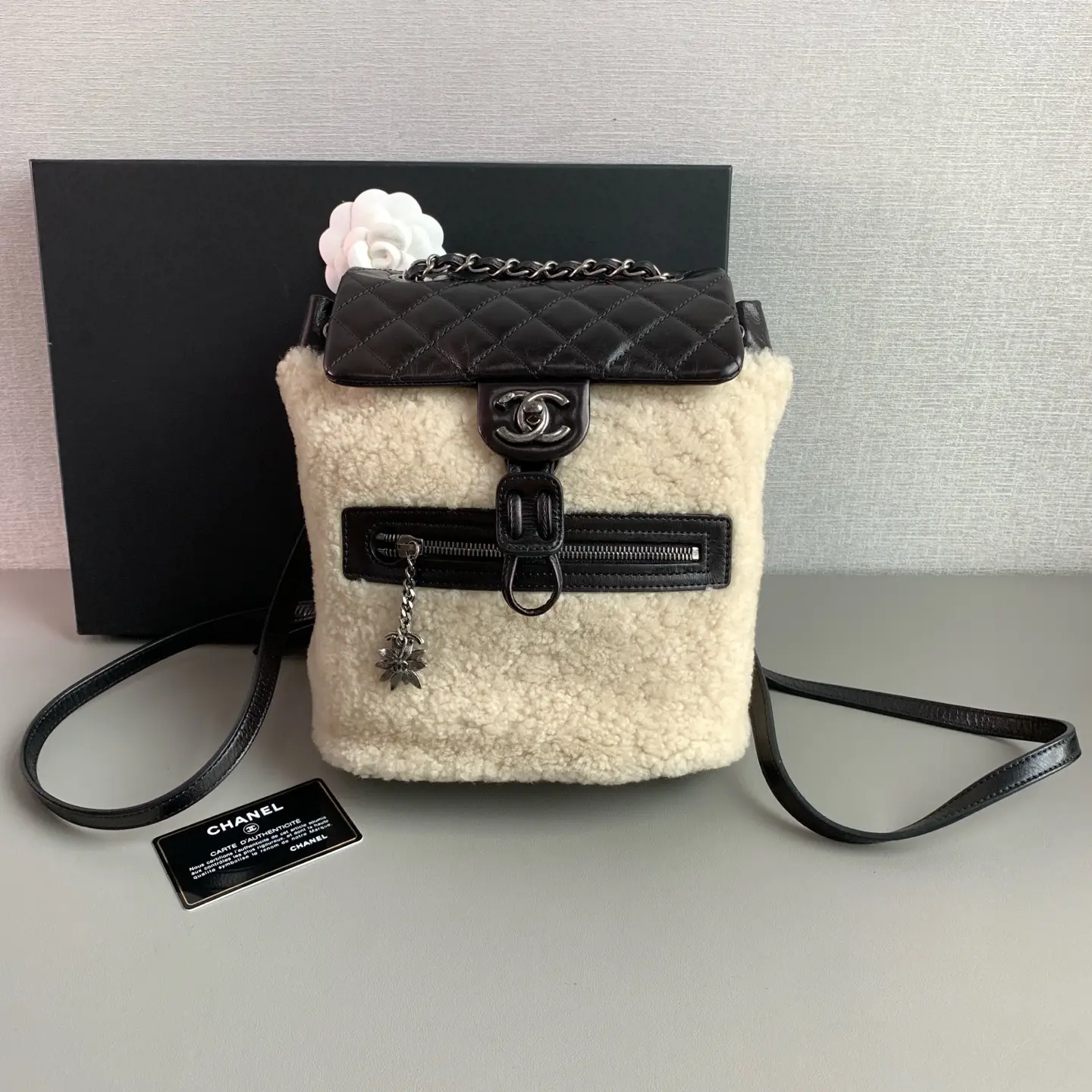 Pre-owned Chanel Pre Fall 2015 Paris Salzburg White Shearling Mountain Backpack SC109