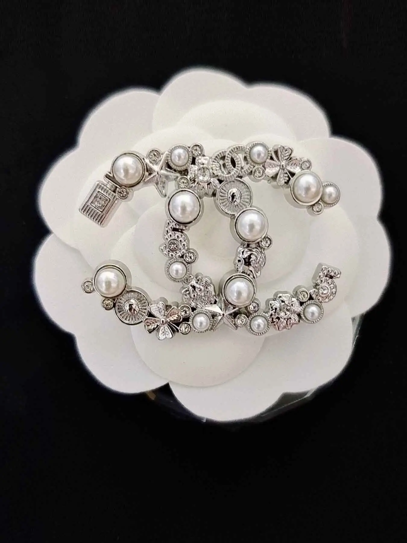 Elegant Sheep Brooch with Faux Pearl and Rhinestone Decor, Fashion Accessory for Scarves, Sweaters, Dresses, Coats, Suitable for Any Occasion