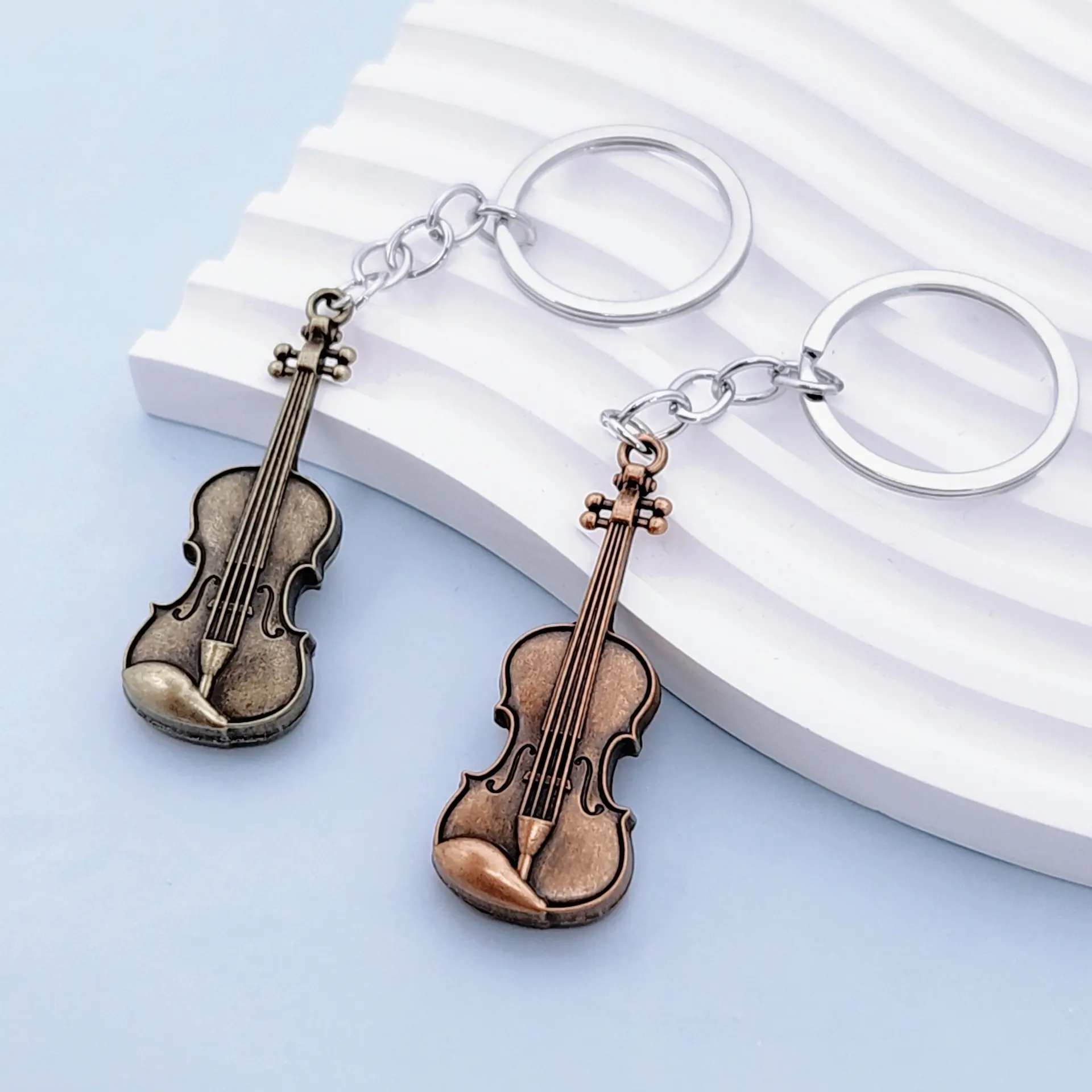 Vintage Guitar & Violin Pendants Commemorative Keychain with Metal Coating - Retro Fashion Accessory for Graduation, Party, Birthday Gift Ornament, Wedding