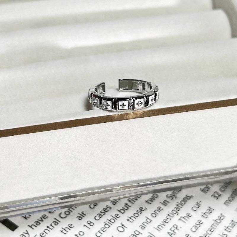 Fashionable vintage-style sweet and cool white enamel butterfly and Saturn fashion ring for women, niche minimalist geometric personalized ring gift