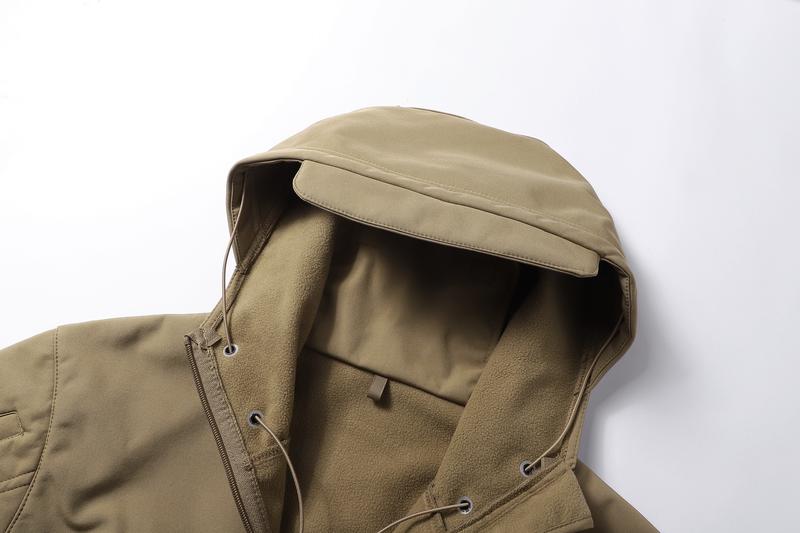 A men's hooded jacket with an outdoor and functional style features multiple zipper pockets distributed on the chest, arms, etc., making it convenient to store various small items and highly practical. Hood with drawstring closure