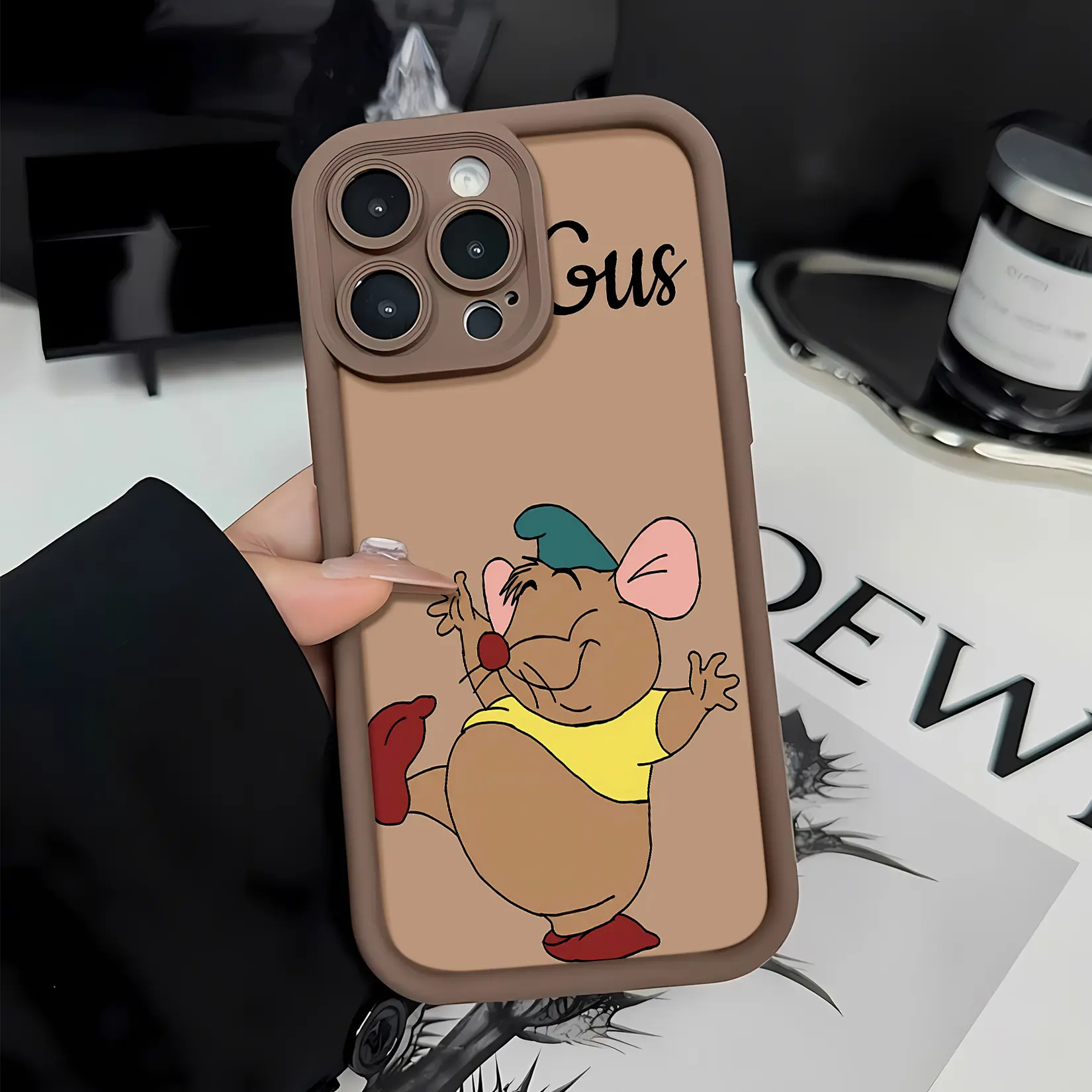 Mobile phone case with the cartoon character Gus Gus, compatible with cases for Samsung, Apple, VIVO, OPPO, Motorola, Google, Xiaomi and Honor. Made of TPU, it offers protection against bumps and falls. An ideal gift for friends and family.