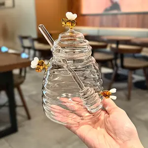 Elegant Bee-Themed Honey Pot with Integrated Dipper – High-Borosilicate Glass Container with Airtight Lid – Heat-Resistant & Shock-Proof – Suitable for Kitchen Storage and Tabletop Use – Decorative Bee Accents