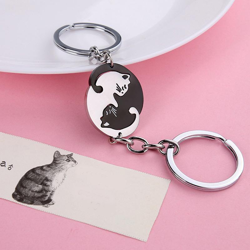Cute Hug Cat Keychain with Patchwork Heart, Creative Round Pendant for Couples, Bag and Car Accessories