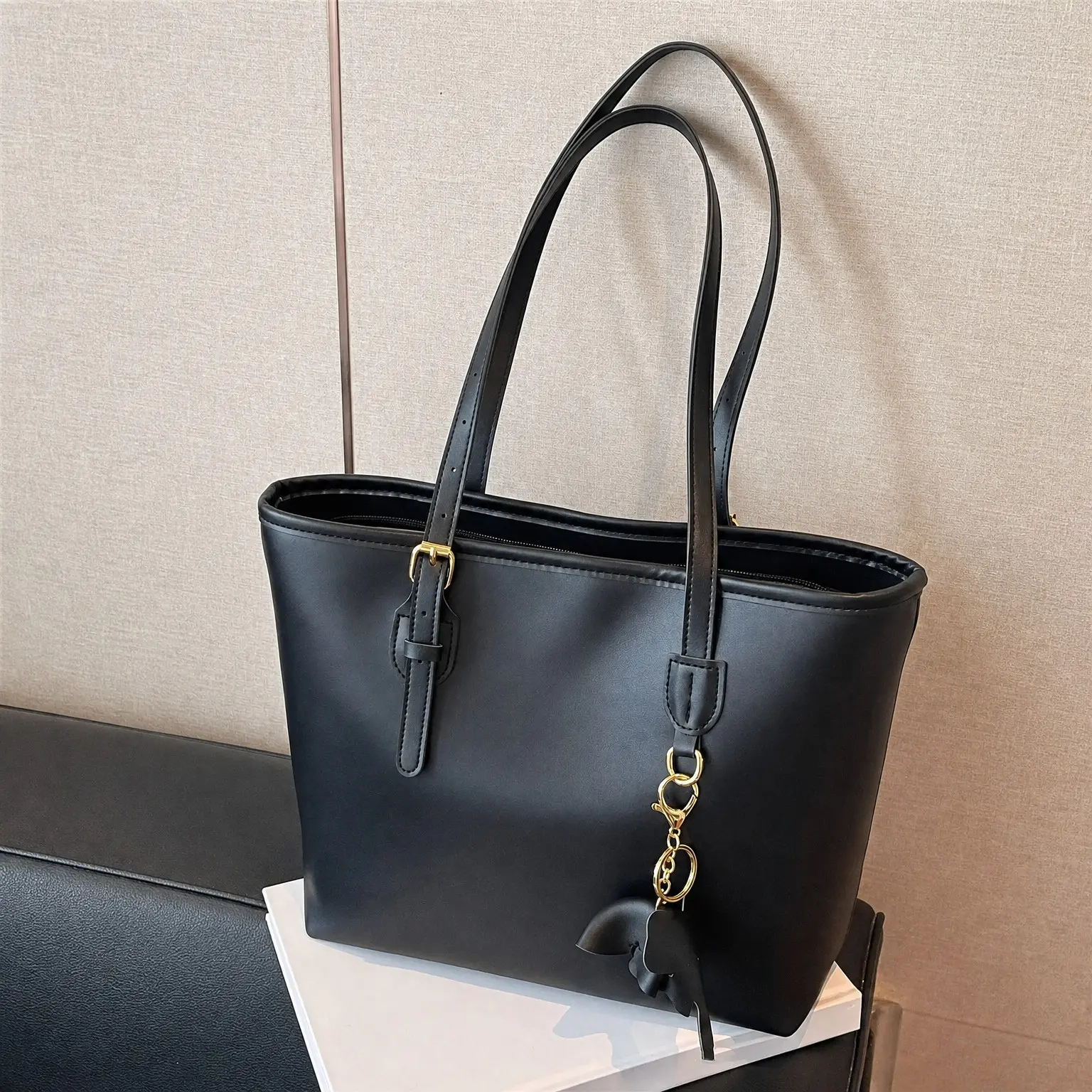 Classic one-shoulder underarm bag, handbag, Fashionable bag, Casual Fashion Bag, textured metal buckle elephant pendant, a must-have for casual daily commuting, niche design suitable for students, office workers, shopping, etc.