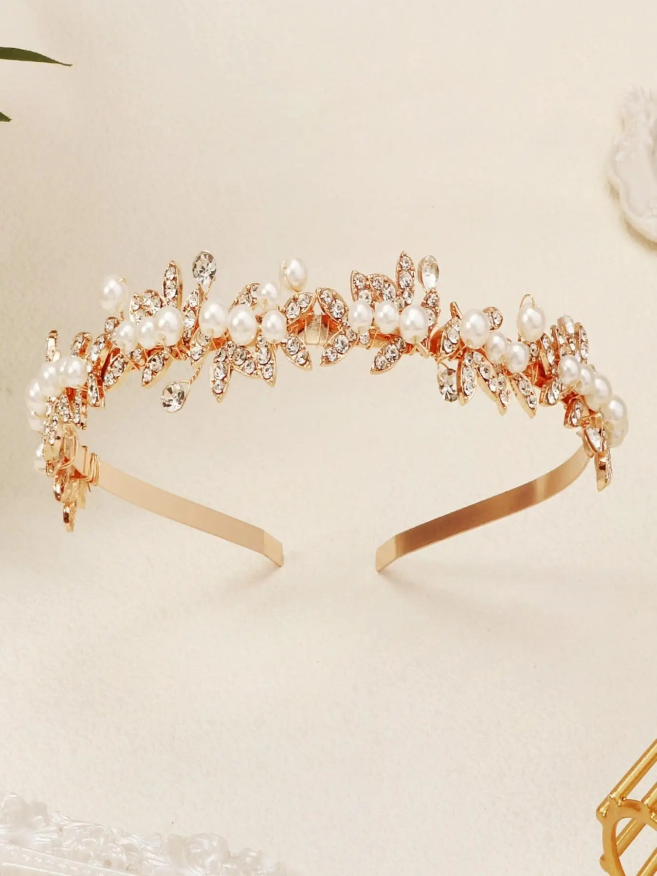 Elegant Wedding Bride Hairband with Rhinestones and Pearls, Lightweight Mesh Design, Perfect for Church Ceremonies and Bridal Photoshoots