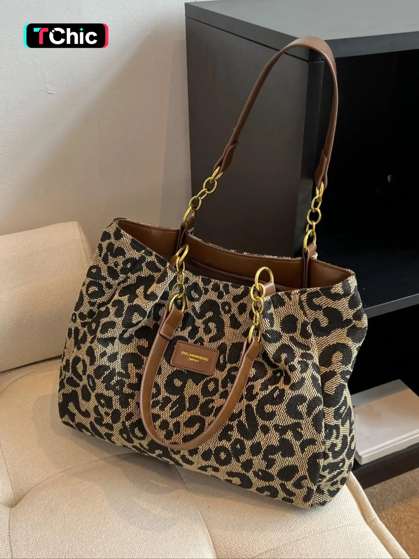 Street style leopard print tote bag, Fashion Patterned Bag, Fashionable Patterned Bag, large capacity retro style shoulder bag, chain shoulder strap design, can accommodate tablets, documents, personal items, Carry All Tote, Commuter Tote