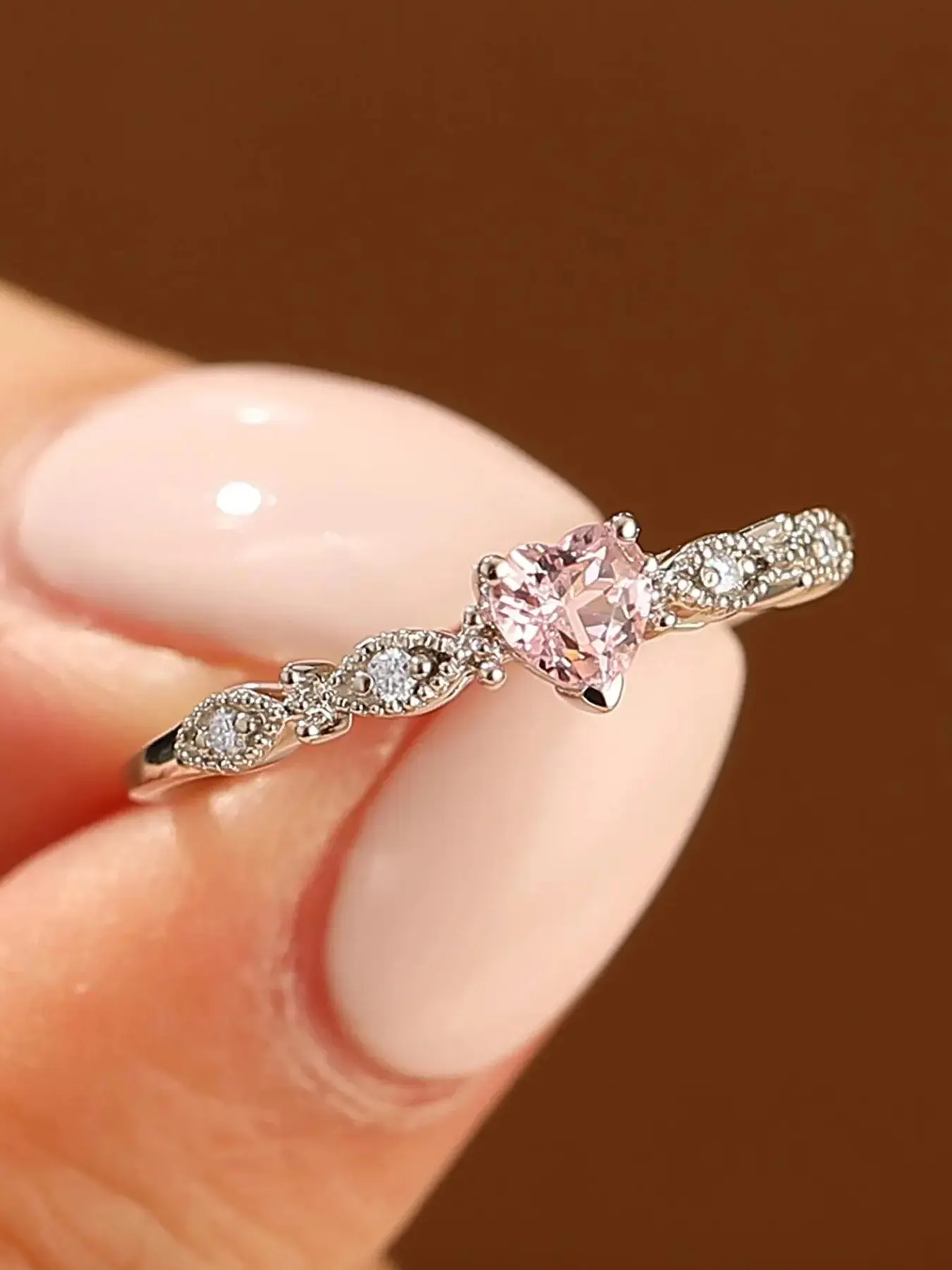 1 PC Women's Heart Ring, Romantic Vintage Inspired Design with Pink Heart Detail and Elegant Dainty Band Style, Fashion Jewelry Gift for Girlfriend, Anniversary & Everyday Wear