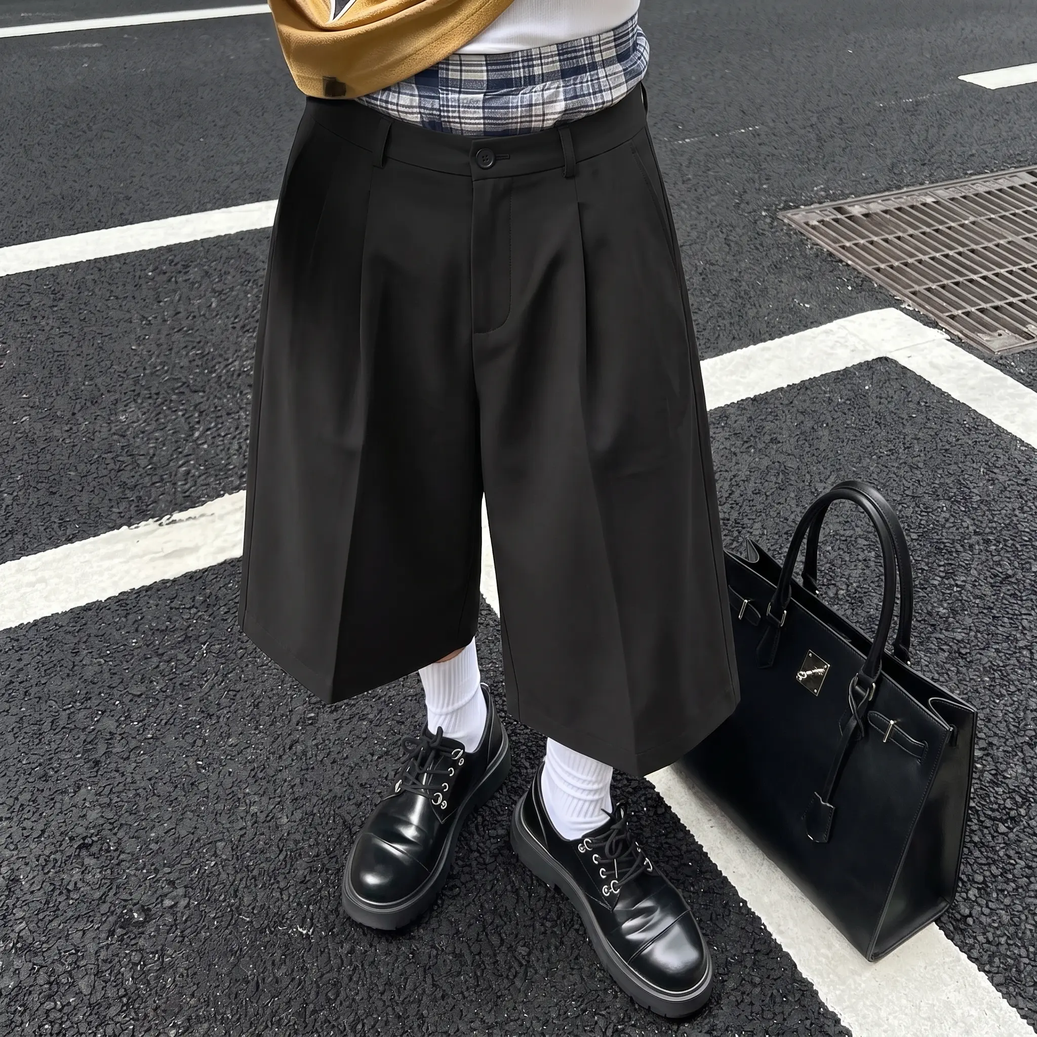 Men's classic pleated casual pants, with elastic pleats design, loose fit, anti-wrinkle technology fabric, sewing line details treatment, button closure. Suitable for summer business and casual wear. Casual men's shorts.