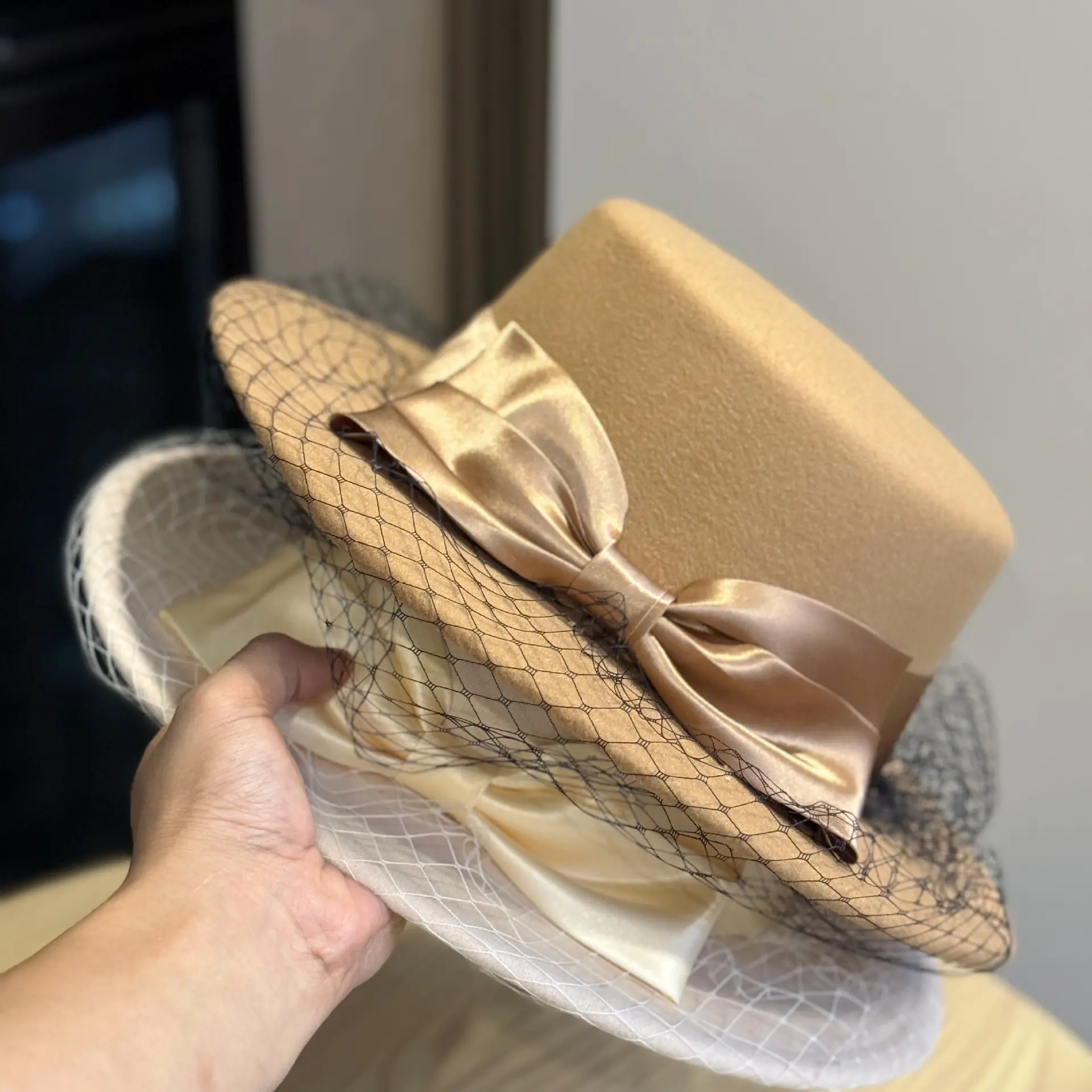 Elegant Pillbox Hat with Veil Vintage Church Derby Hat British Style Fascinator for Women Retro Tea Party Wedding Fascinator Cocktail Hair Accessories 1920s Royal Ascot Fascinators Hats Funeral Prom Camel White