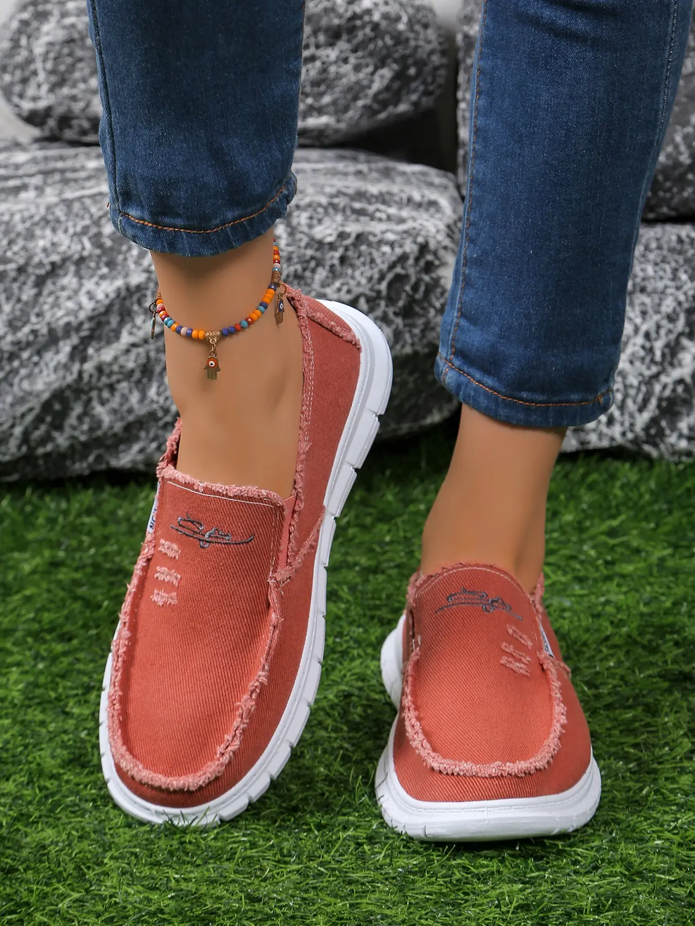 Spring Summer Unisex Work Shoes, Walking Shoes, Daisy Embroidery Canvas Slip-Ons, Soft Anti-Slip Lightweight Breathable Casual Sneakers