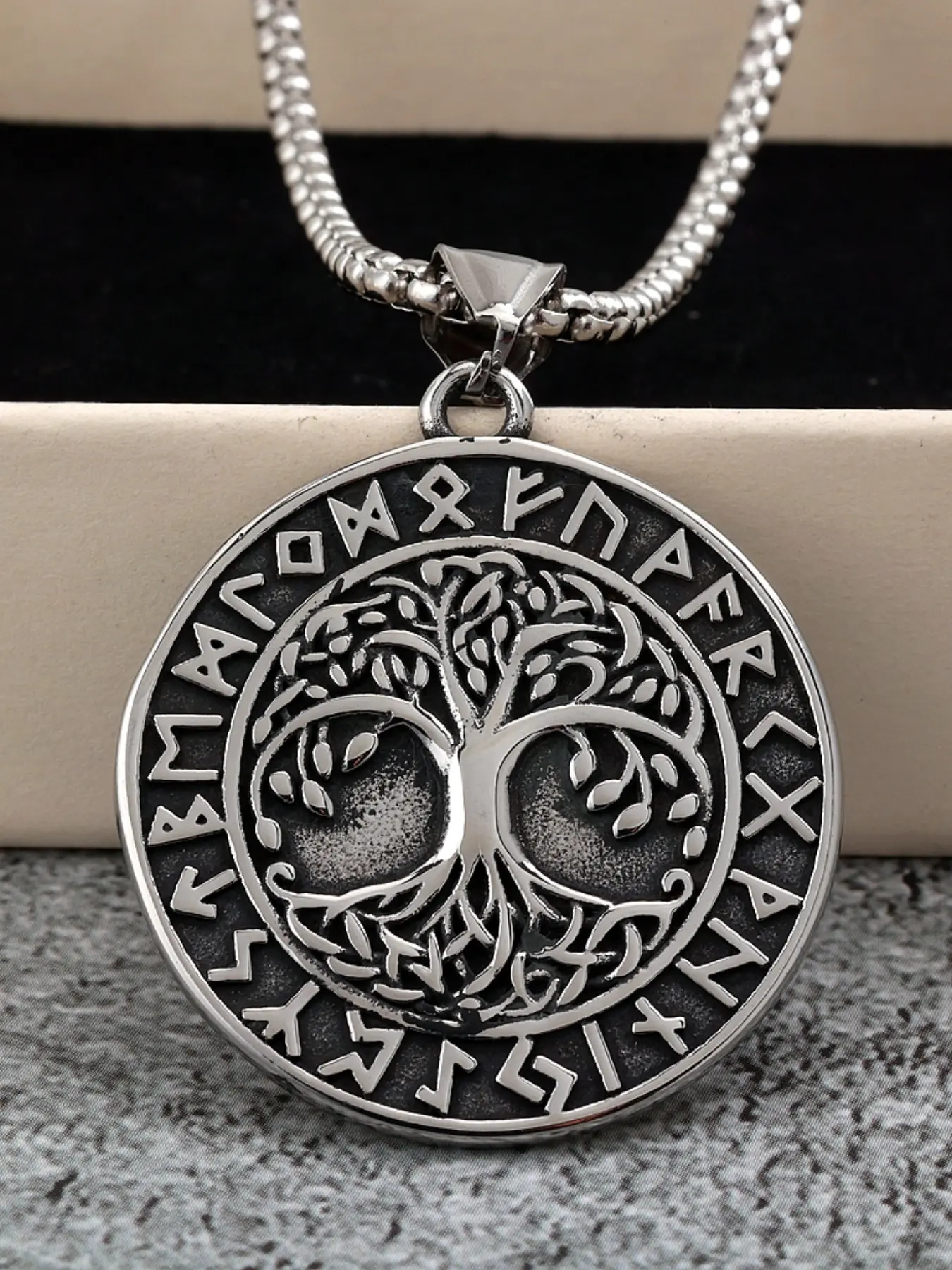 Men's Life Tree Symbol Pendant Necklace, Vintage Titanium Steel, Round Amulet, Street Fashion, Unisex, All Seasons, Charming Gift