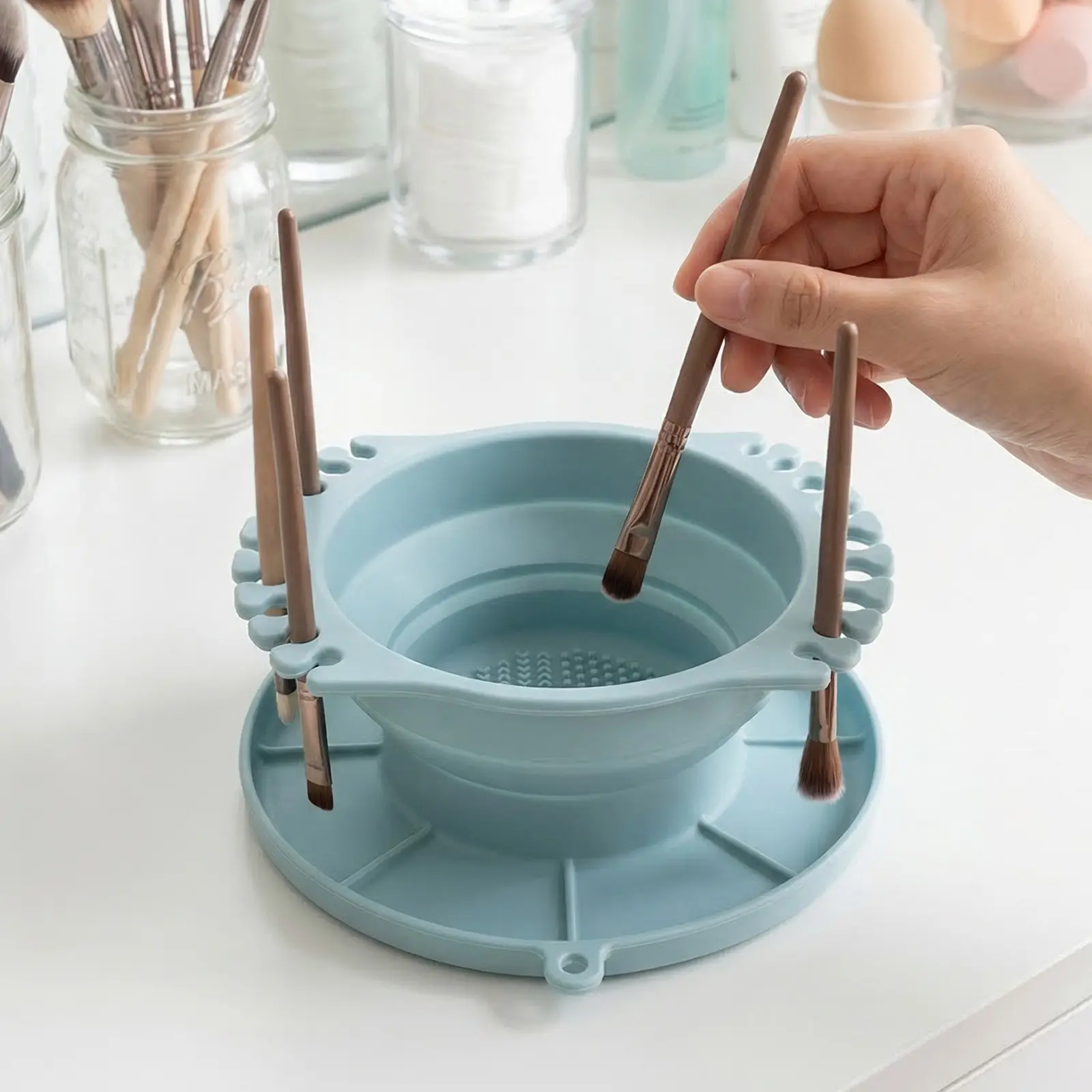1 Pc Collapsible Silicone Brush Cleaner Tray, Makeup Brushes Cleaner – Textured base makeup and artist brush washing mat with drying and storage design, portable and space-saving, perfect for travel or studio use, gift for artists and makeup lovers
