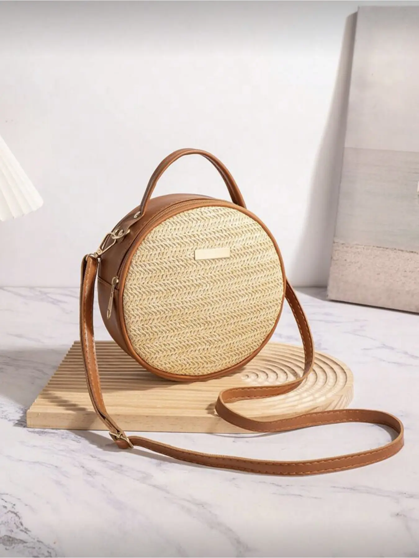 Women Straw Round Tote Bag Summer Beach Style Crossbody Shoulder Bag Fashion Travel Handbag Vacation Women Purse Must Have for Holiday