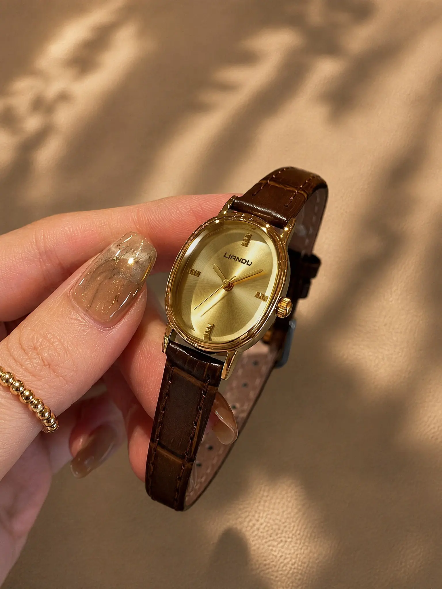1 women's quartz watch, PU leather strap, light luxury niche women's watch, daily wear matching, fashionable and elegant business casual gorgeous style watch, holiday party gift for her