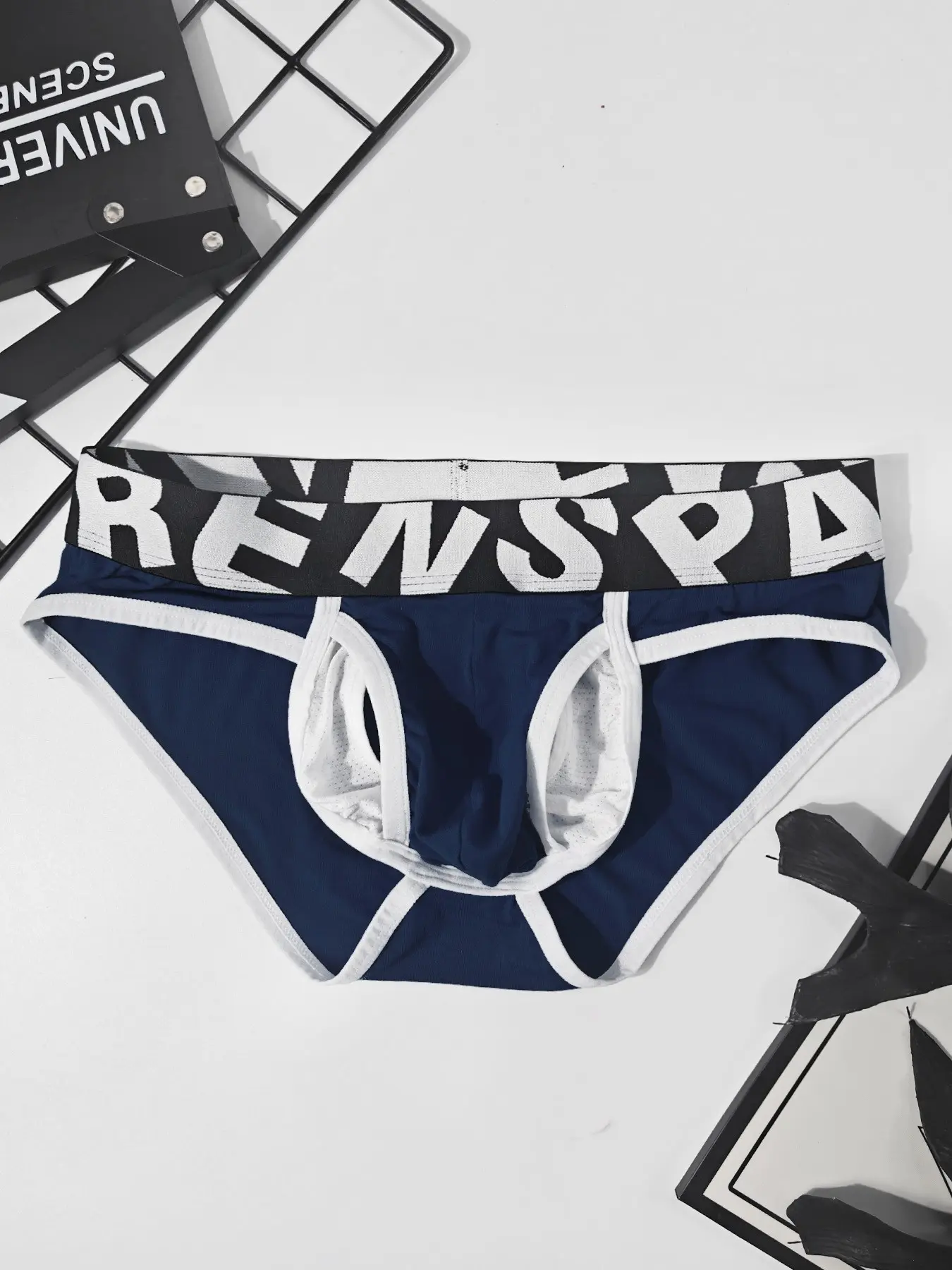 One-piece letter-printed wide-waist men's triangle briefs. Soft and comfortable three-dimensional pouch low-rise briefs. Single piece of random color breathable daily home wear men's bikini shorts.