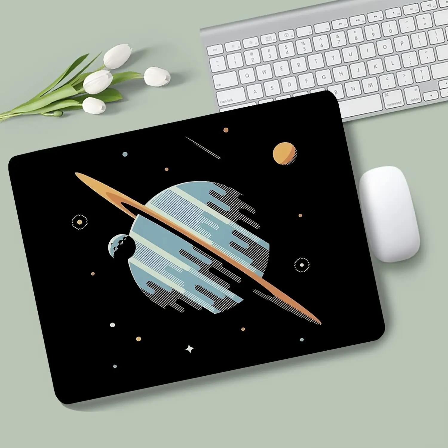 Anime Saturn Planet Retro Space Style Mouse Pad, Non-Slip Mini Desk Mat, Desktop Protection Pad, for E-Sports Players, Wear-Resistant Suitable for Office Use, Gift Mouse Pad