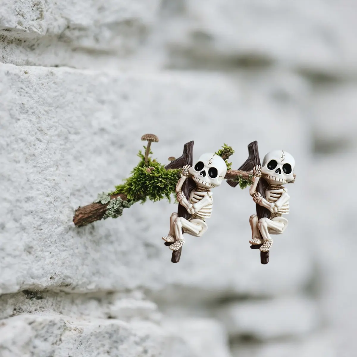 2pcs Cool Skull Resin Hanging Decorative Pendants, Resin Sculptures, Halloween Decorations, Perfect for Planters & Containers, Party Wall Hangings, Outdoor Statues