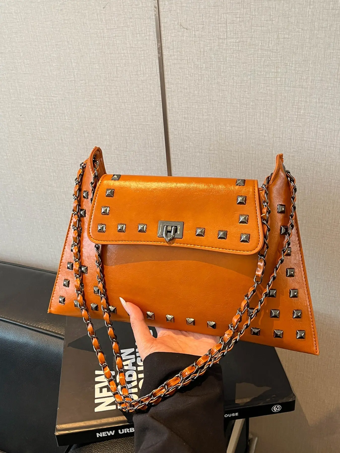 New Arrival Full Studded Rivet Waxed Leather Baguette Bag Four Colors Brown Green Red Black Vintage Color Block Metal Thick Chain Embellished Shoulder Bag Sweet Cool Y2K Girls Shoulder Crossbody Bag