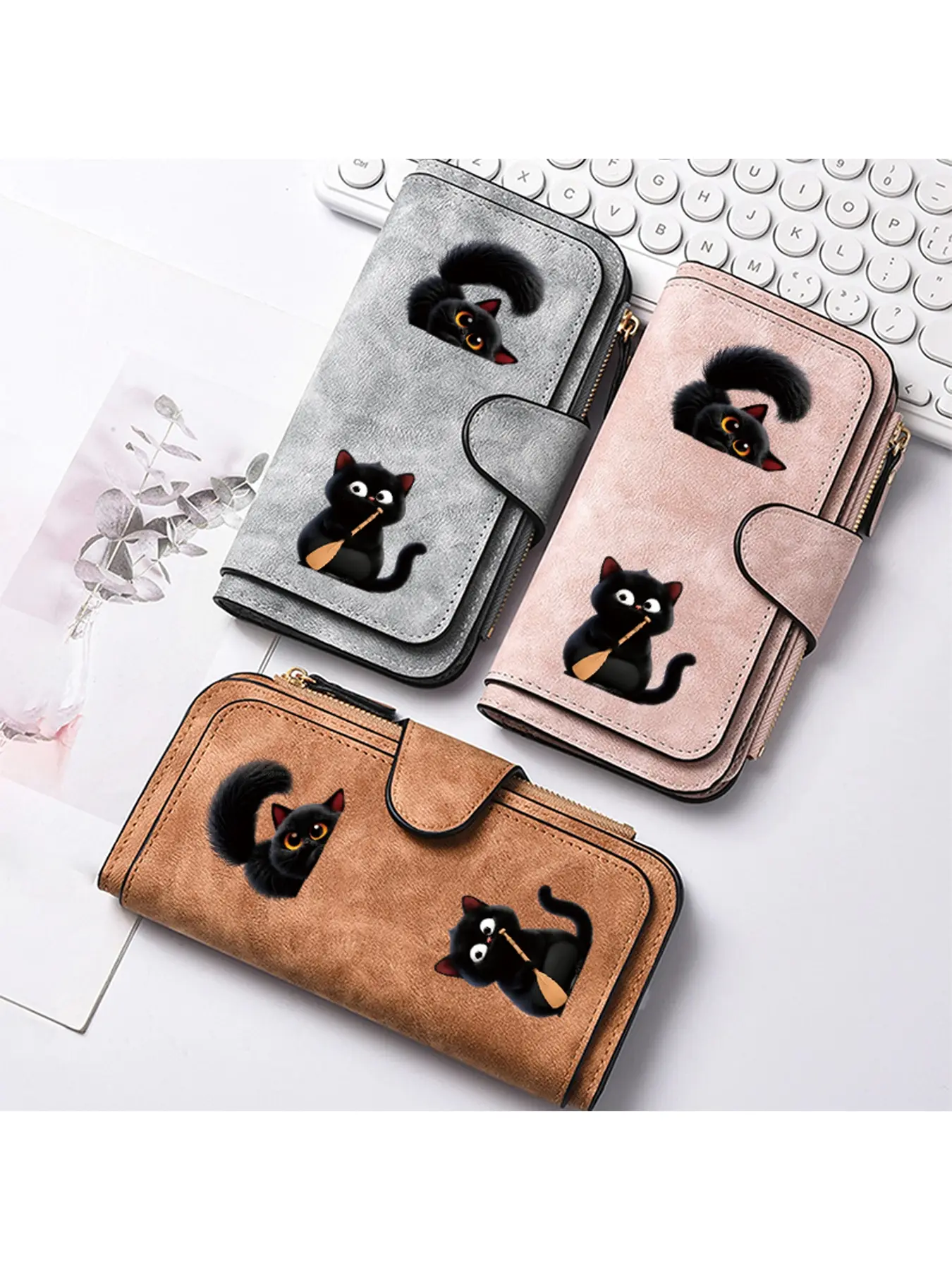 A ladies' long wallet decorated with cute cats, a multi slot ladies' wallet with a four fold design to meet your storage needs, making it an excellent birthday/Halloween/Christmas gift
