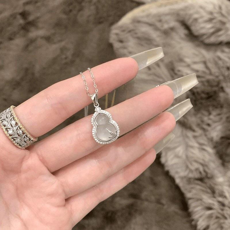 A golden gourd necklace for women, a new Chinese-style collarbone chain with a high-end feel