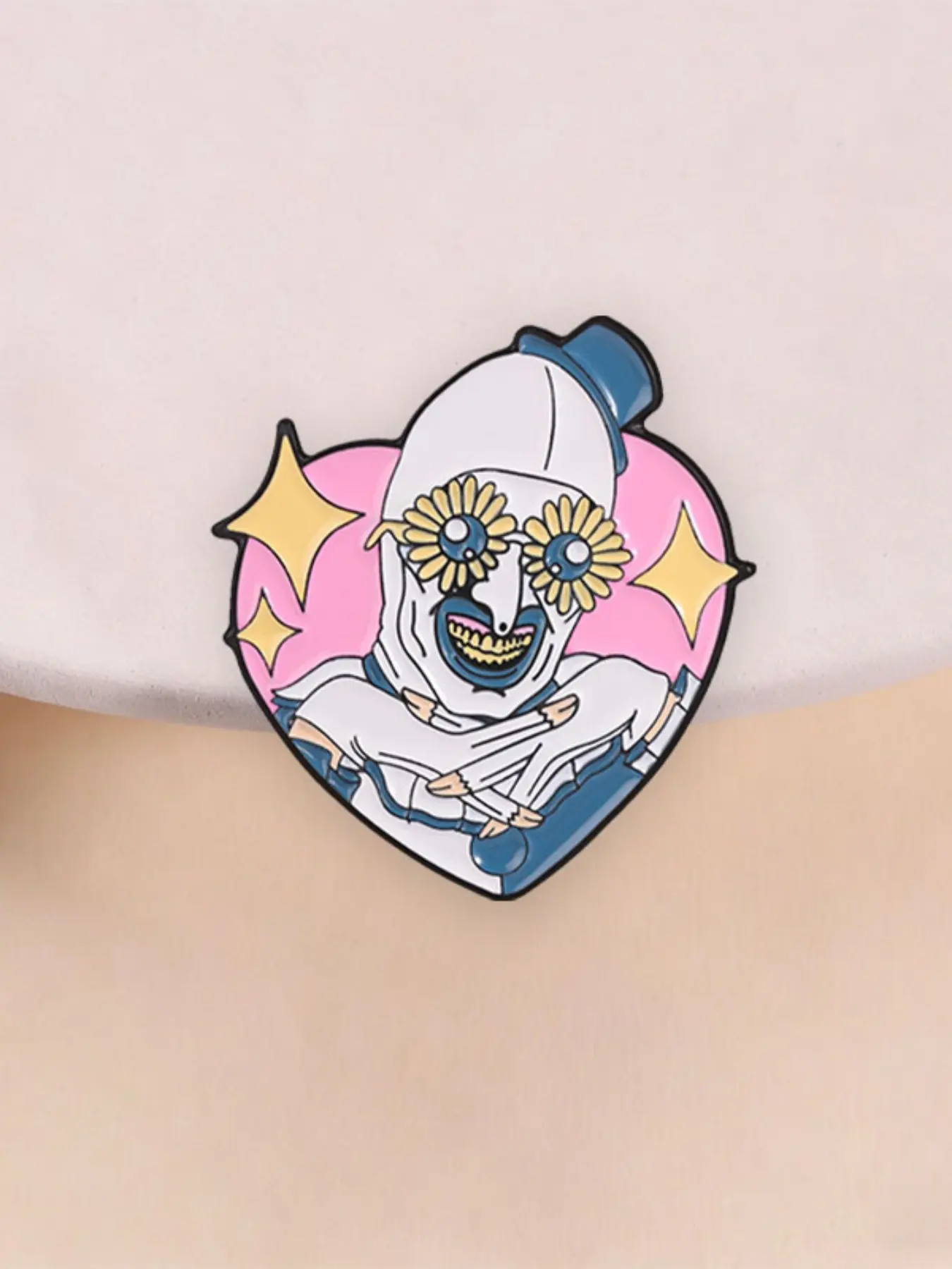 Gothic Horror Figure Enamel Brooch, Alloy Brooch Pin, Heart Shape Clown Lapel Pin, Daisy Eyes, Spooky Aesthetic Accessory for Backpack Jacket