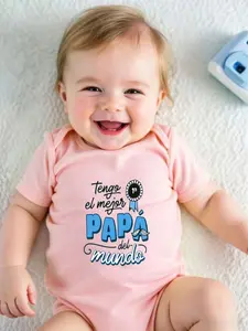 Printed baby triangle onesie with the words "I have the best dad in the world", stylish and cute casual outfit, suitable for daily crawling and outdoor activities. Unisex newborn clothing, an ideal gift for babies.