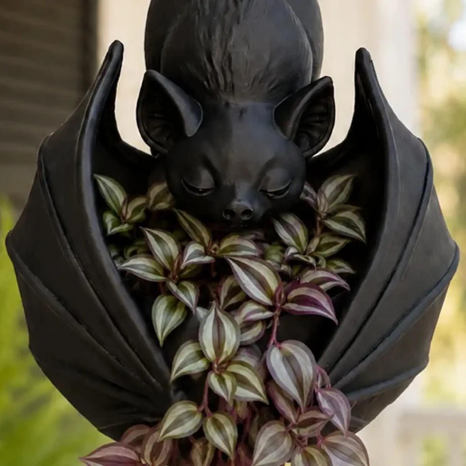 Cute Hanging Bat Planter, Gothic Upside Down Bat Flower Pot, Wall Hanging Plant Holder for Succulents and Trailing Plants, Indoor Outdoor Porch Garden Halloween Decor, Unique Gift for Bat Lovers