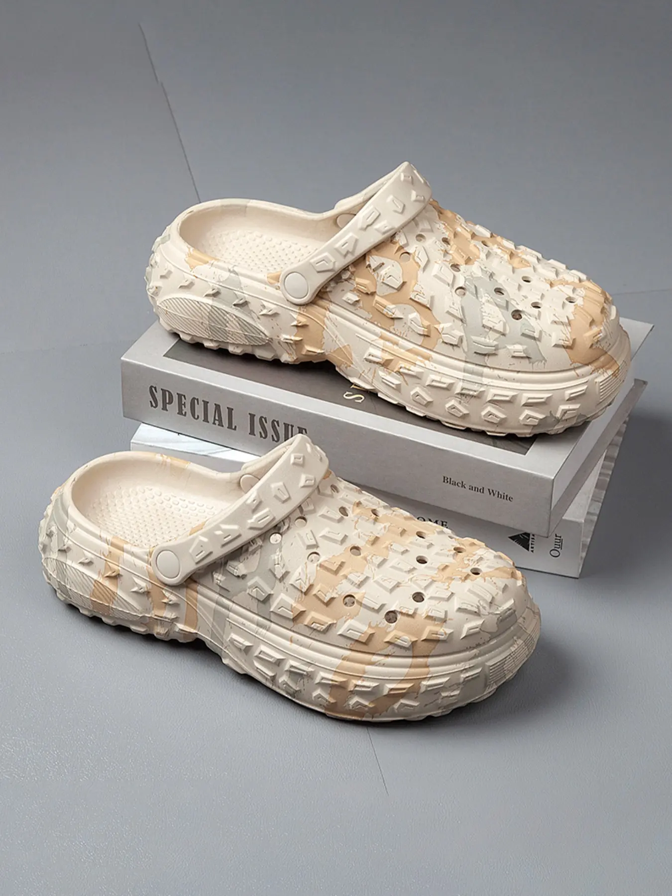 Men's Summer New Holey Shoes, Beach Sandals, Comfortable and Stylish Footwear, Perfect for Warm Weather, Ideal for Outdoor Activities