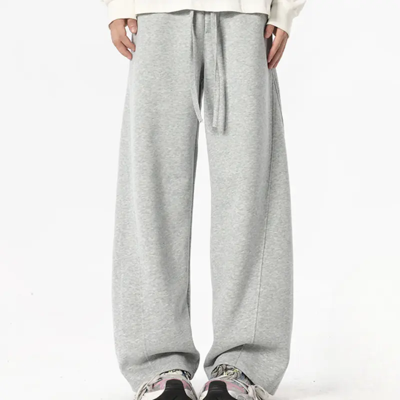 Men's autumn and winter oatmeal fleece-lined sweatpants are made of soft draping fabric with thickened fleece to trap heat.With a laid-back casual style, they are suitable for commuting and daily wear in autumn and winter.