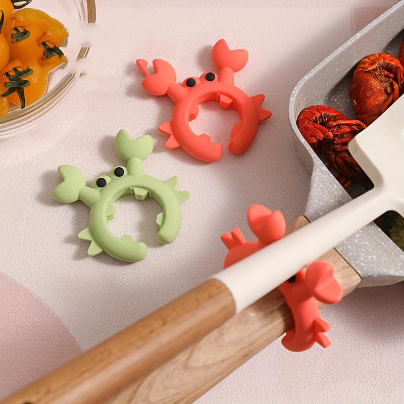 A set of 2 silicone spoon holders, designed in the cute shapes of crabs and octopuses, heat-resistant spoon holders for kitchen utensils and spatulas, kitchen cooking tool organizer - perfect for a gift!
