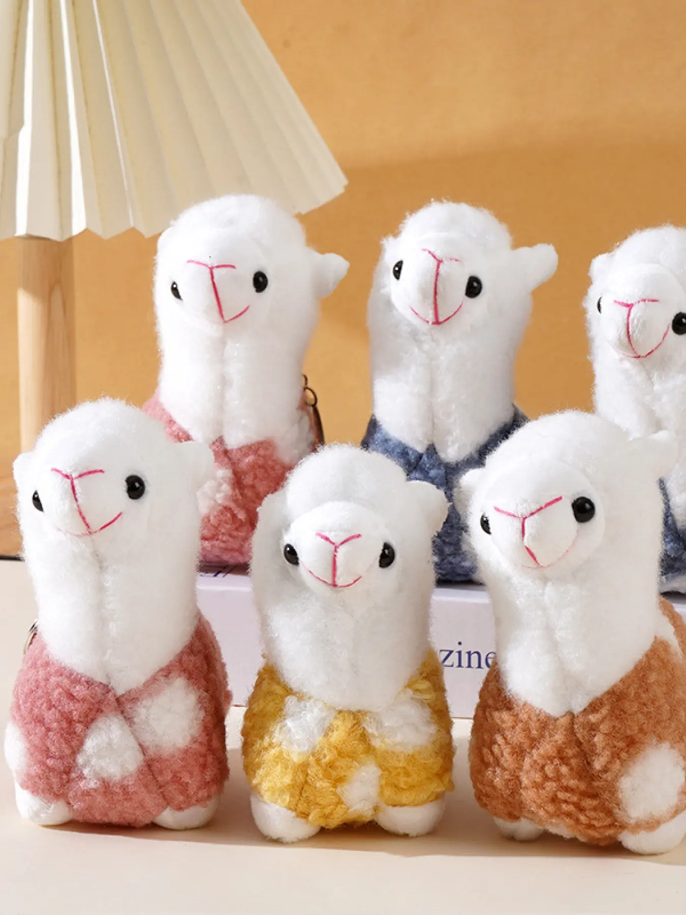 A soft and curly alpaca plush ornament, full of healing feeling, can be used to hang keys, decorate backpacks, or as a heartwarming birthday gift for friends.