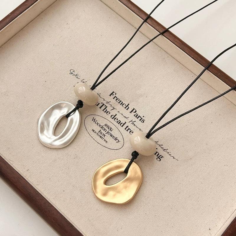 Korean InS-style simple irregular circle pendant long necklace, a niche design for women, versatile sweater chain necklace