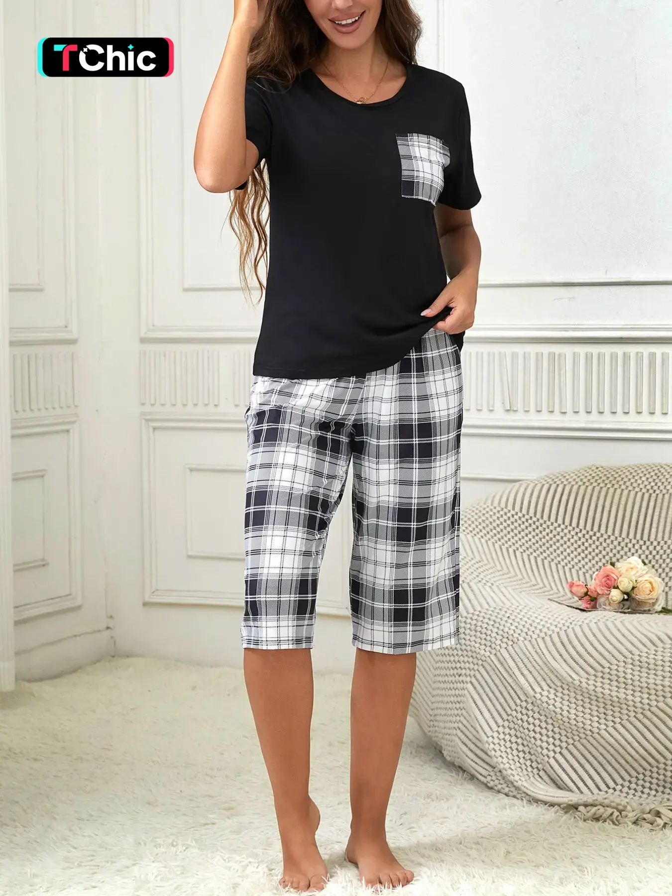 Women's Floral Print Pajama Set, Round Neck Short Sleeve Top with Pocket, Rose Print Three-Quarter Pants, Comfortable Sleepwear Loungewear