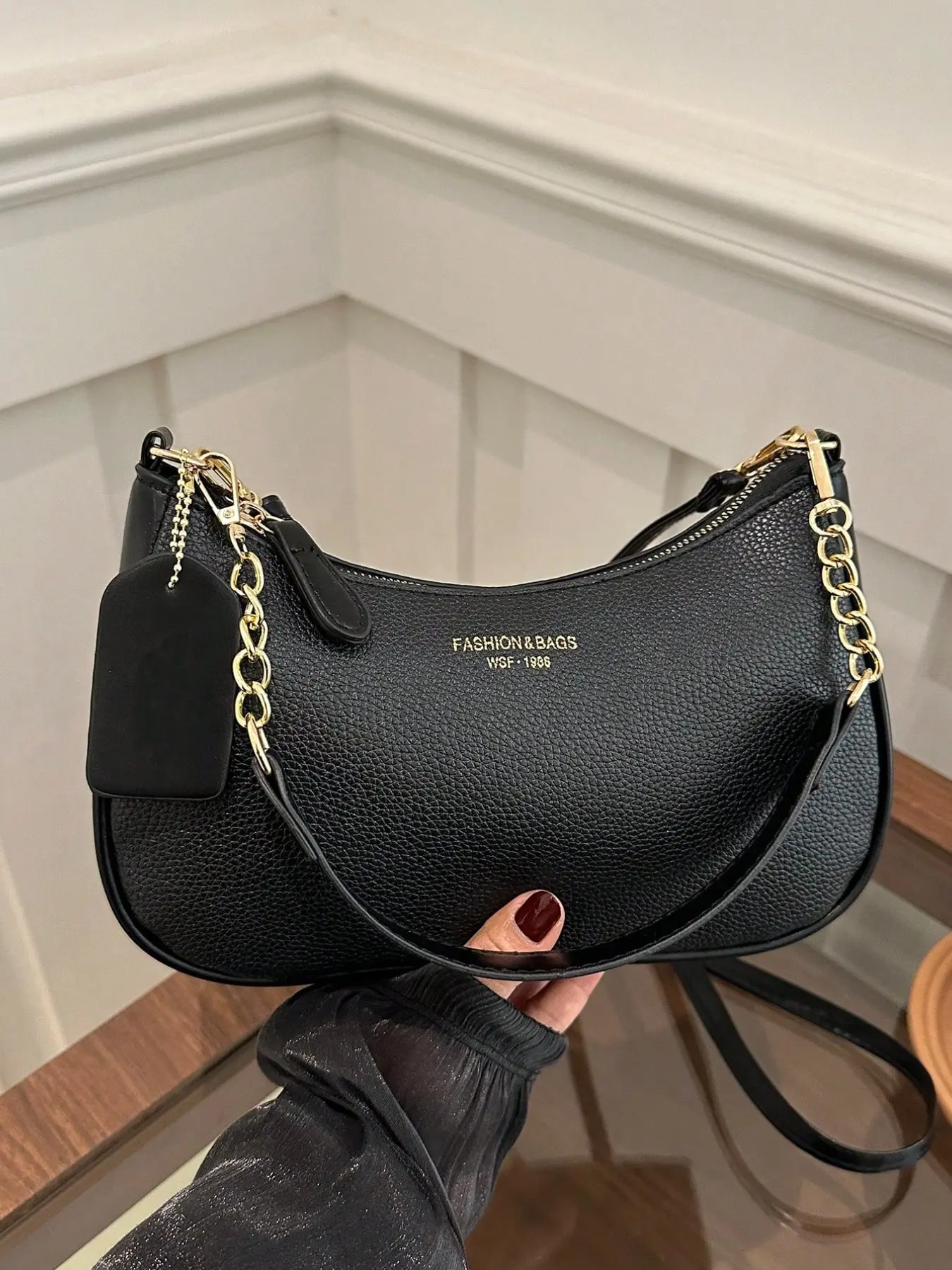This women's crossbody bag features letter details and a metal chain. An elegant and simple shoulder bag with a multi-functional PU leather design, it's suitable for office, shopping, travel, dating, and everyday use. Fashion crossbody bags