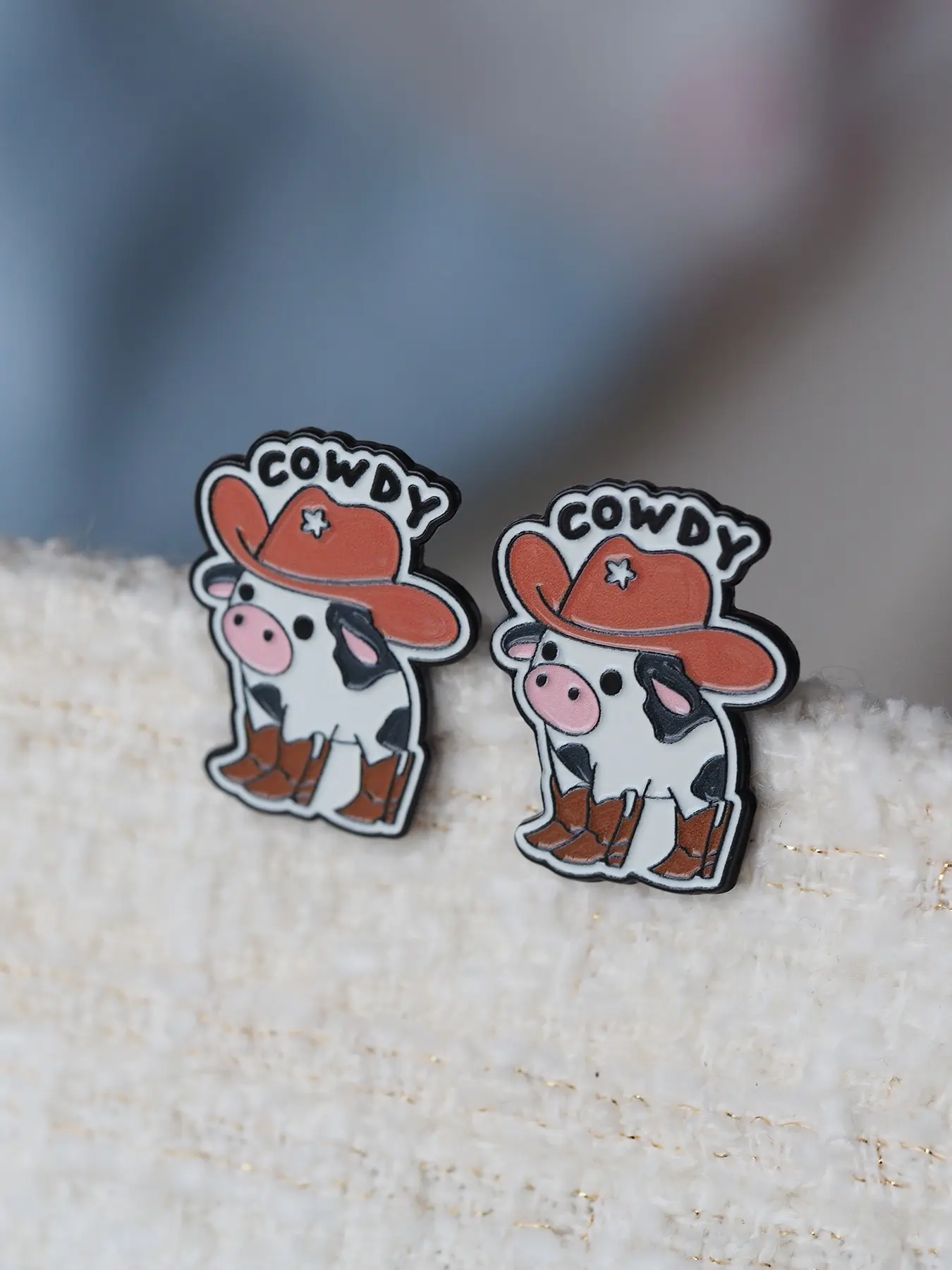 2pcs Cute Cowdy Cow Enamel Pin - Western Cowboy Brooch for Jackets, Backpacks & Hats. Perfect for country lovers, farm vibes and anyone who loves silly puns.
