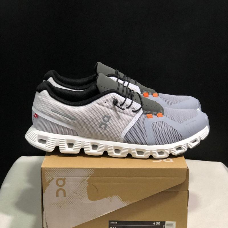 These are the latest unisex athletic shoes, breathable, cushioned, and comfortable, suitable for daily commutes and sports.