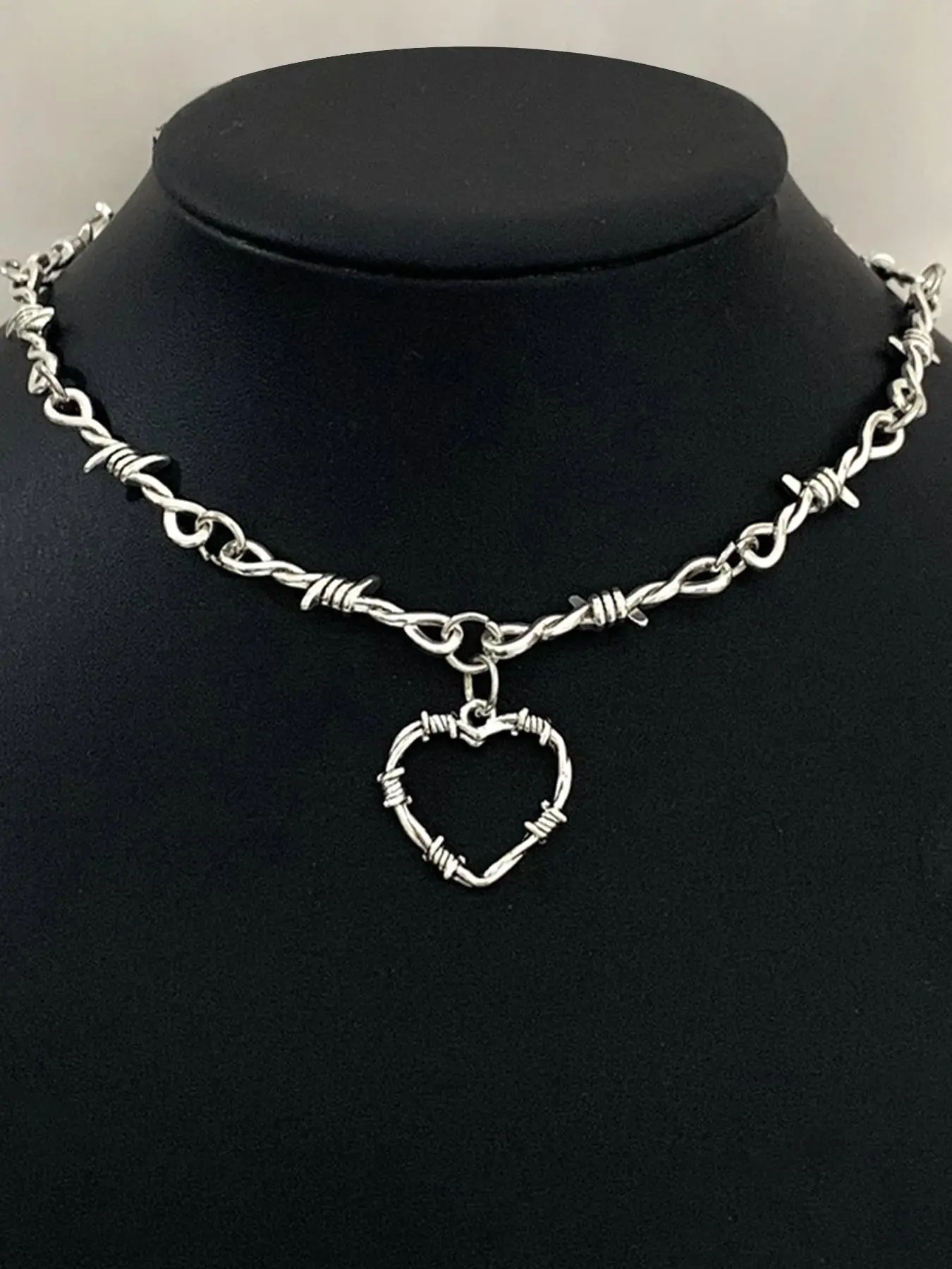 Punk Wire Thorn Heart Pendant Necklace, Gothic Minimalist Style, Unisex Couple Jewelry, Streetwear Fashion, Perfect for Parties, Alloy Pendant Necklace