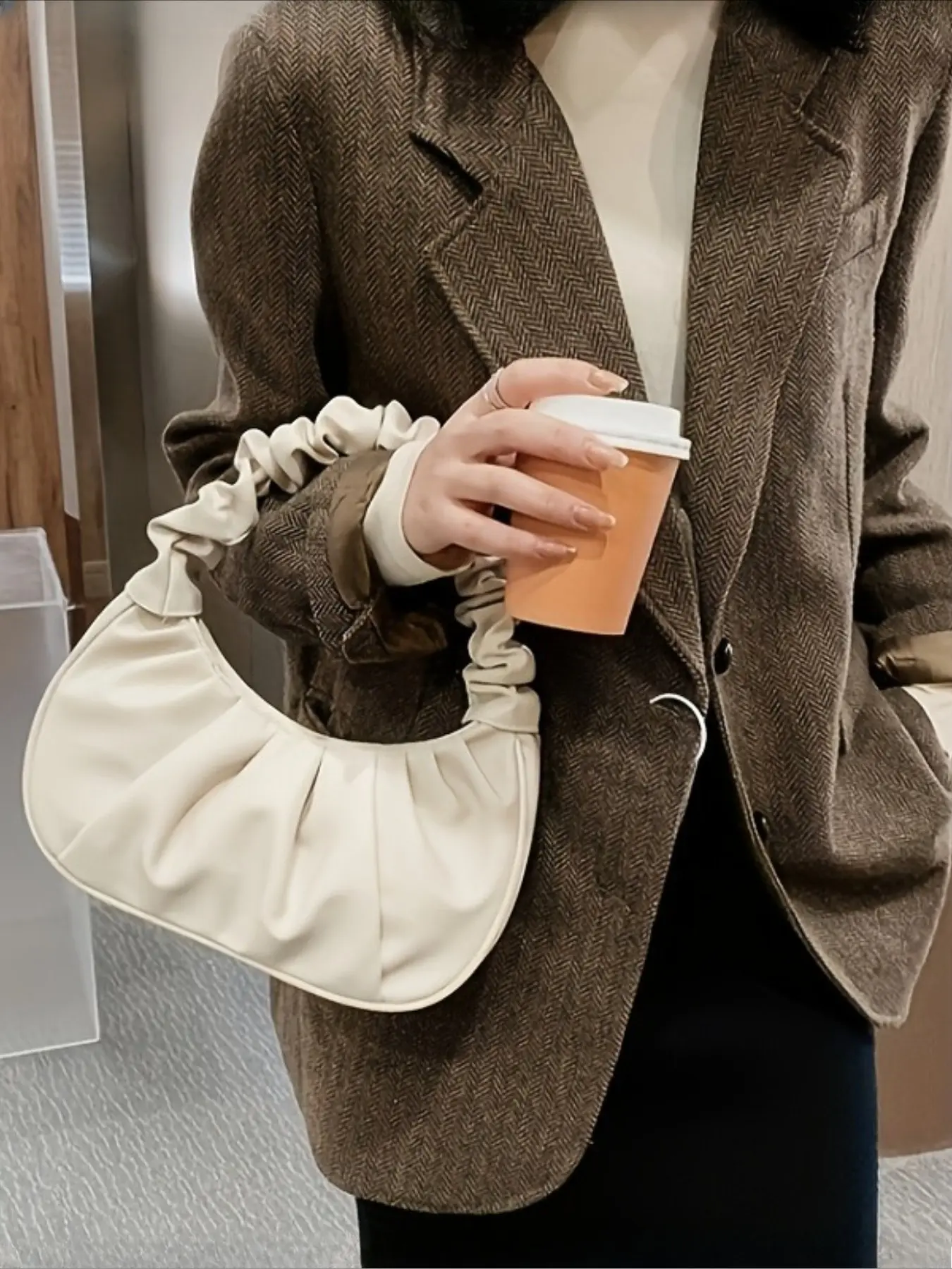 French niche design single-shoulder bag, autumn and winter fashionable pleated cloud bag, suitable for various outfits, can be given as a festival gift