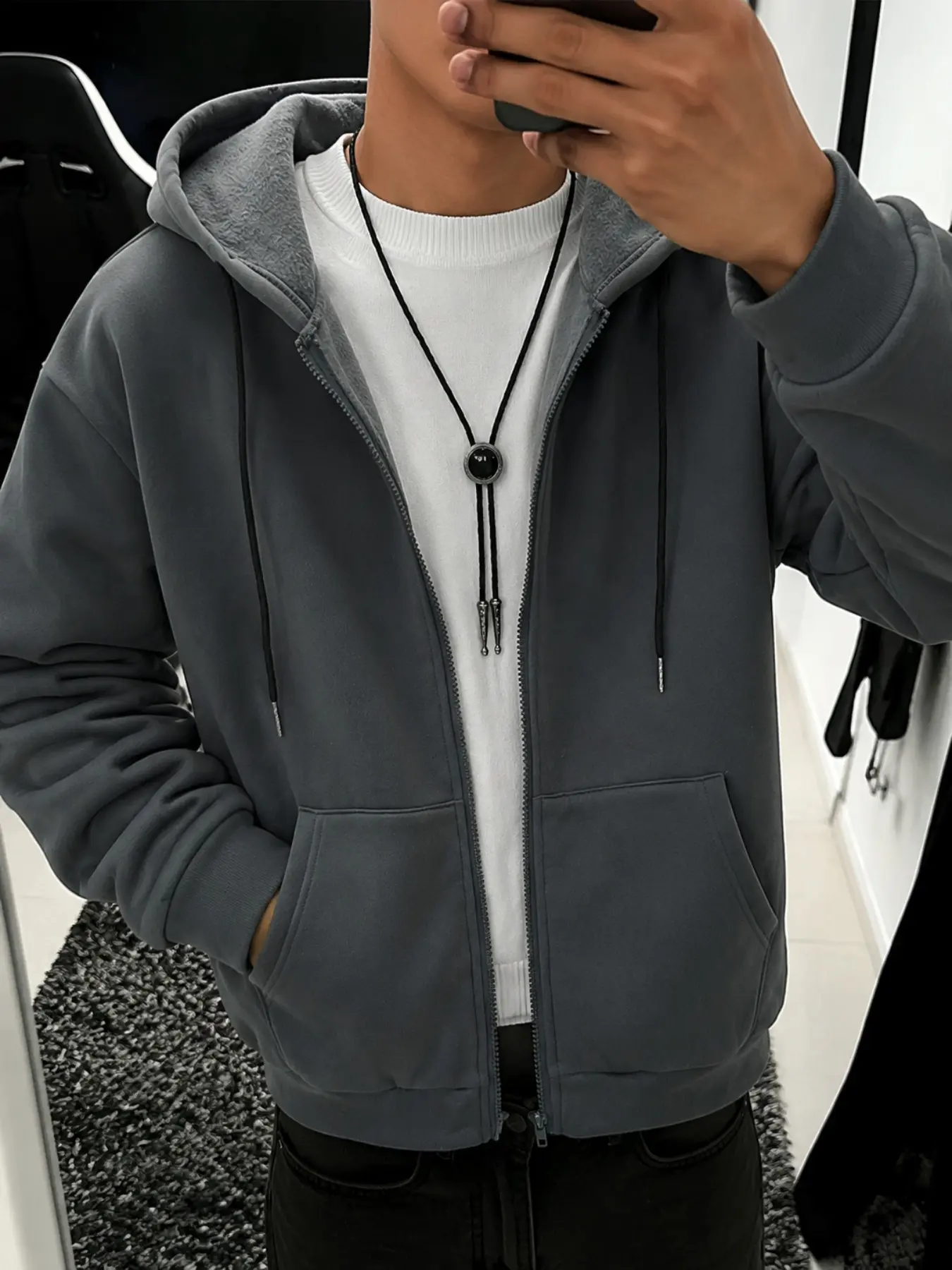Men's hooded sweatshirt, zip-up cardigan sweatshirt, soft and skin-friendly fabric, lightweight sweatshirt for early autumn and early winter transition, versatile for layering or wearing alone, available in black and white, a wardrobe essential.