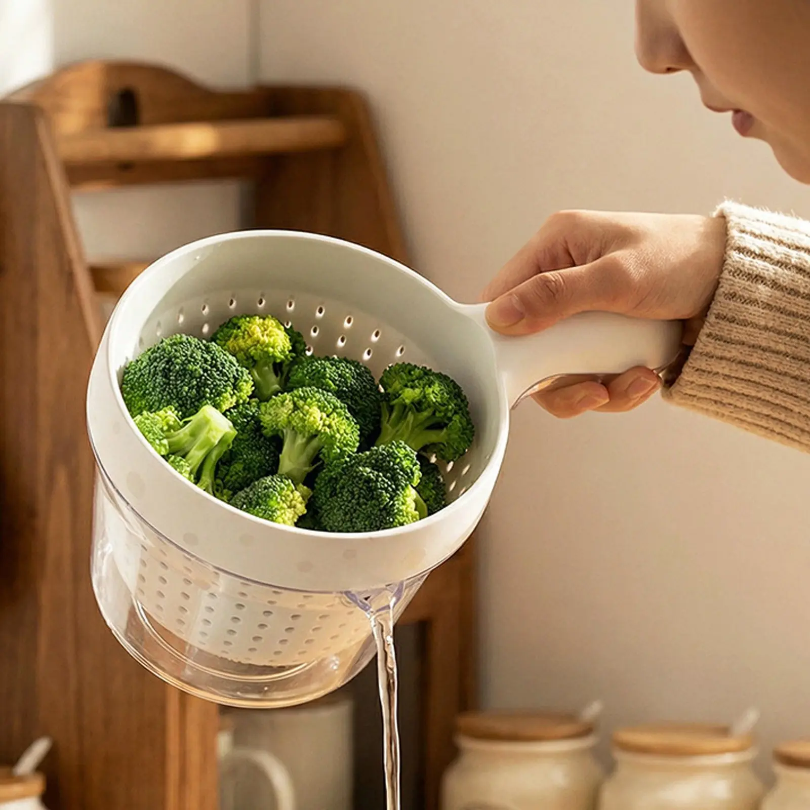 Double-layer fruit washing basket with handle, suitable for washing fruits and blueberries, cute small fruit strainer, a must-have for home use.