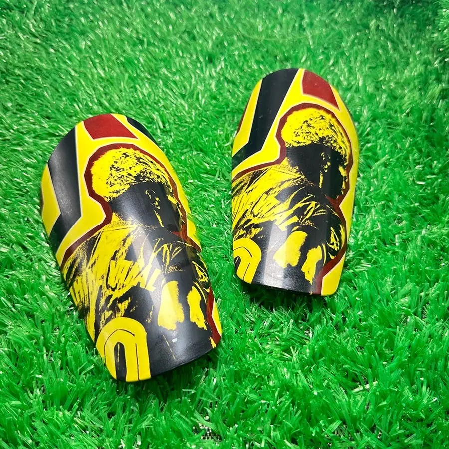 1 Pair 15x7cm Plastic Football Shin Guards, Trendy Cartoon Print, Lightweight Comfortable, Easy to Fit Soccer Socks, Teen Outdoor Baseball Gear