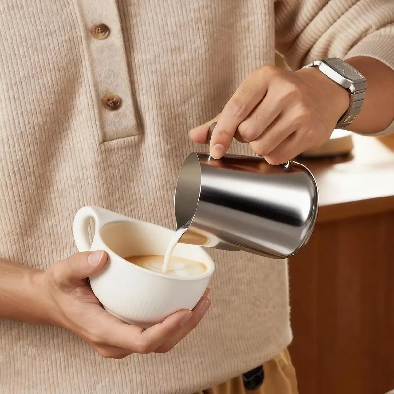 Milk frothing pitcher, latte art cup, steam kettle, with clear measurement marks, drip-free spout and heat-resistant handle, very suitable for use with an Italian coffee machine.