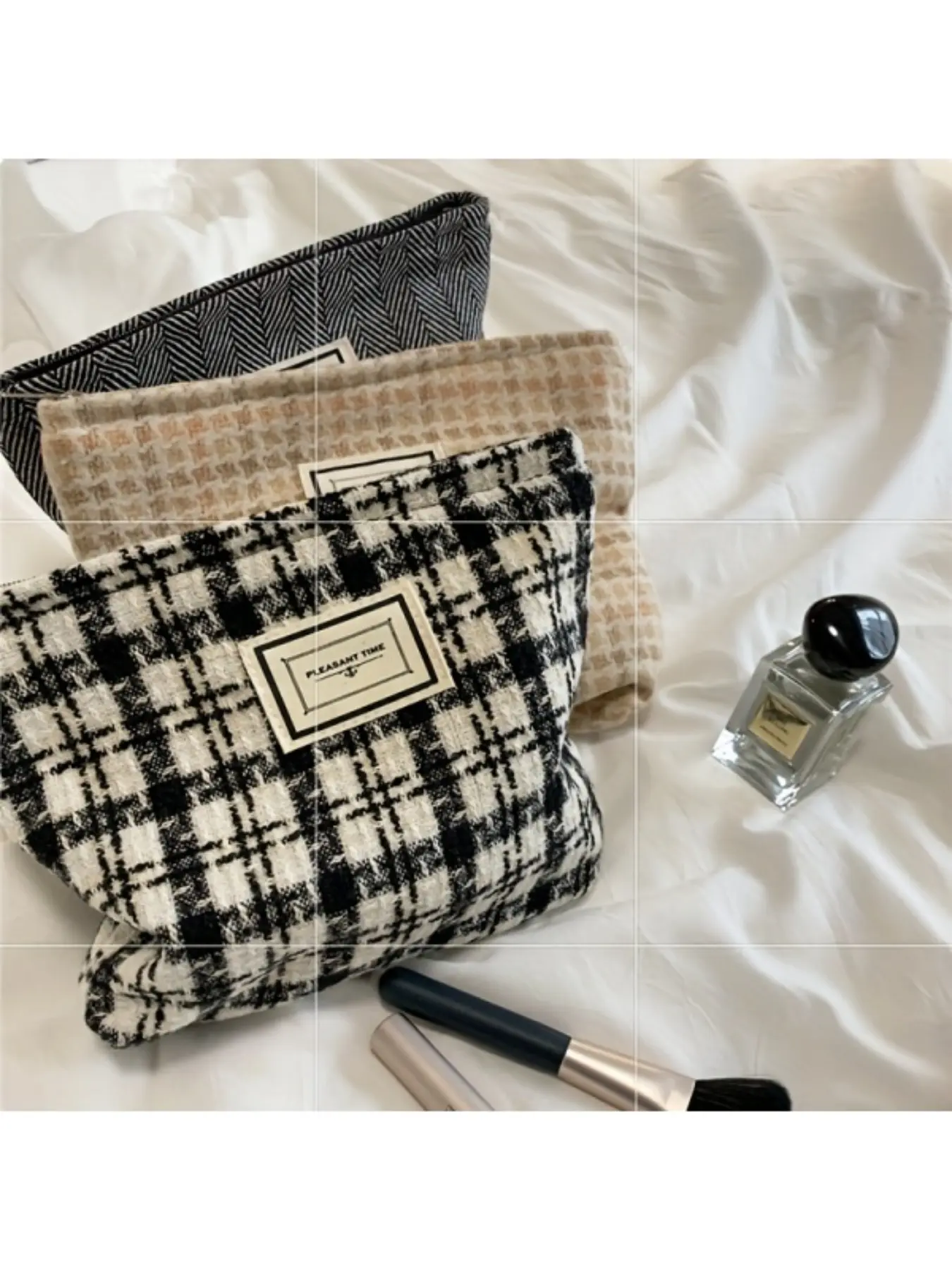 Large Capacity Grid Cosmetic Pouch, Canvas Makeup Bag with Zipper, Travel Toiletry Organizer for Women, Men & Girls Gifts
